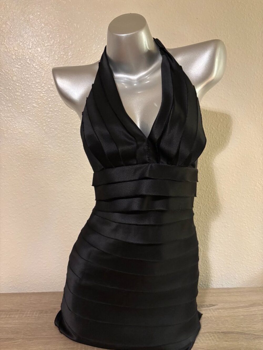 BCBGMAXAZRIA Black Satin Tiered Plated Halter Cocktail Dress Size 2